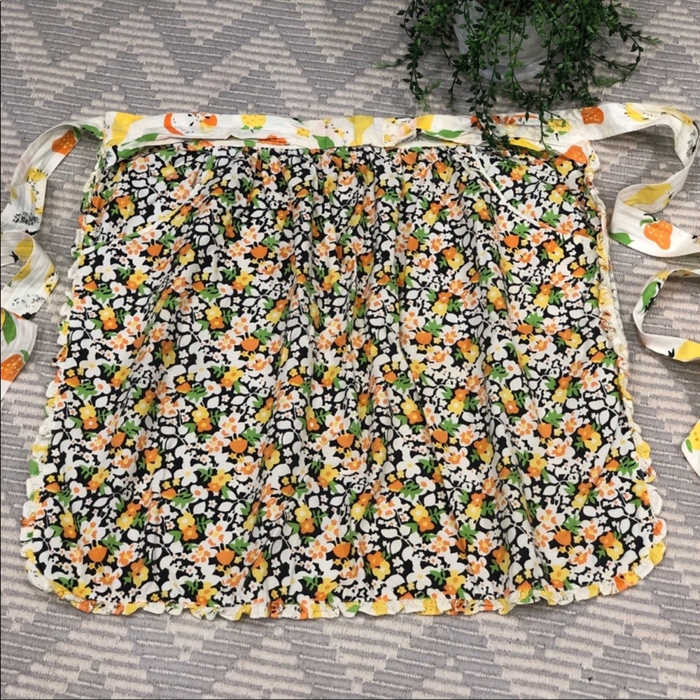 Vintage 70s / 80s Floral Apron with Pockets - tie in back